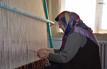 Gümüşhane'de kadınlar “Kelkit zilli kilimi“ dokuyarak aile ekonomisine katkı sağlıyor