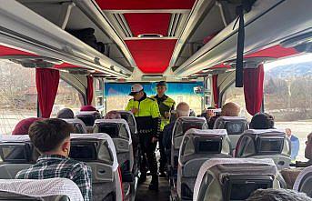 İskilip'te otobüs yolcularına yönelik emniyet kemeri denetimi yapıldı