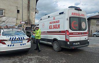 Karabük'te minibüsle otomobilin çarpıştığı kazada 2 kişi yaralandı
