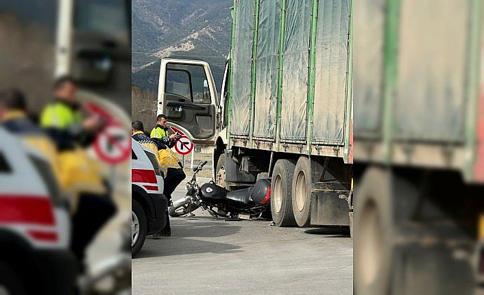 Mudurnu'da kamyonla çarpışan motosikletin sürücüsü yaralandı