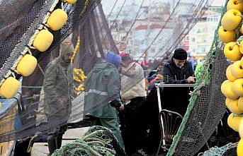 Sinop'ta balıkçılar, aynı saatte denize açılıp aynı saatte limana dönüyor