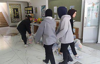 Amasya'da öğrenciler harçlıklarıyla 100 aileye gıda yardımında bulundu