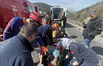 Anadolu Otoyolu'nda lastiği patlayan tırın neden olduğu kazada 1 kişi yaralandı