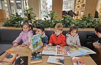 Düzce'de anaokulu öğrencileri Sabiha Ulusoy Kütüphanesini gezdi