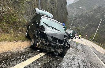Karabük'te aydınlatma direğine çarpan otomobildeki 2 kişi yaralandı