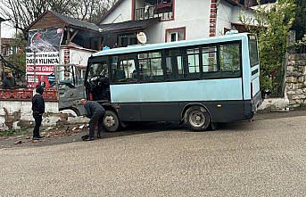 Karabük'te bahçe duvarına çarpan minibüsteki 5 yolcu yaralandı