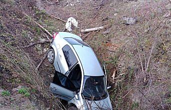 Taşova'da devrilen otomobilin sürücüsü yaralandı
