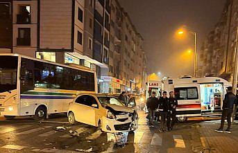 Zonguldak'ta kaza yapan aracın iş yerine girmesi güvenlik kamerasınca kaydedildi