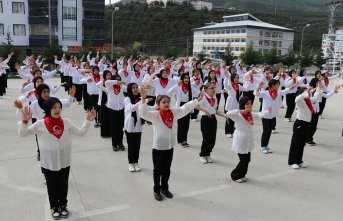 Amasya'da ortaokul öğrencileri “Memleketim“ şarkısını işaret diliyle söyledi