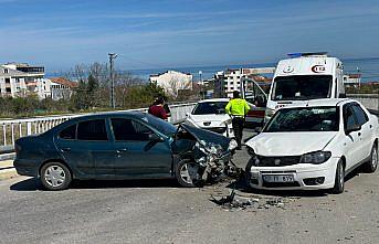 Sinop'ta 2 otomobilin çarpıştığı kazada 2 kişi yaralandı