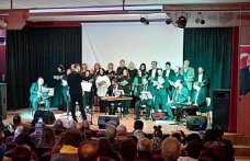 Ladik'te Yetişkinler Türk Müziği Korosu ilk konserini verdi