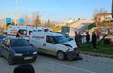 Sinop'ta iki hafif ticari aracın çarpıştığı kazada 3 kişi yaralandı