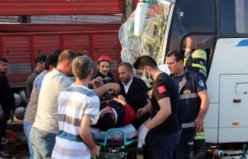 MANİSA - İşçi otobüsüyle kamyonun çarpışması sonucu 30 kişi yaralandı