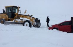 SİVAS - Kar ve tipi nedeniyle araçlarda mahsur kalan 20 kişi kurtarıldı
