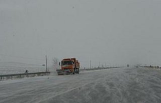 Tokat-Sivas karayolunda kar yağışı ve tipi etkili...