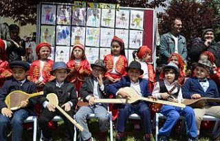 Merzifonlu çocuklar Türk büyüklerini gösterilerle...