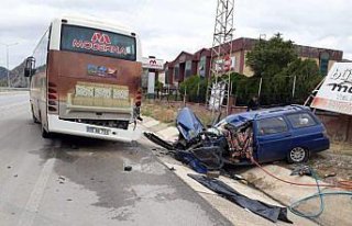 Amasya'da otomobil midibüse çarptı: 1 ölü, 1...