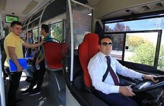 Halk otobüsü şoförü yolcuları 