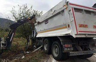 Şarampole devrilen kamyonun sürücüsü öldü