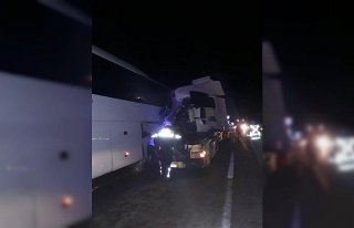 Bolu'da tır, yolcu otobüsüne çarptı: 1 ölü,...