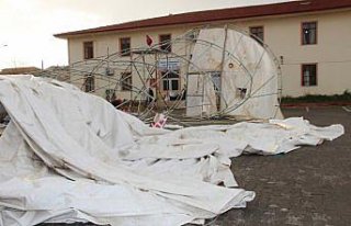 Amasya'da kermes çadırı rüzgar nedeniyle yıkıldı:...