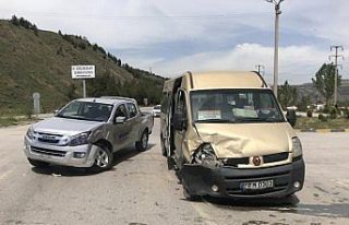 Yolcu minibüsü ile kamyonet çarpıştı: 4 yaralı