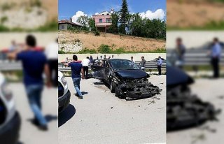 Kastamonu'da otomobil bariyerlere çaptı: 2 ölü,...