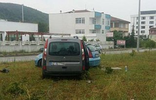 Samsun'da hafif ticari araçla otomobil çarpıştı:...