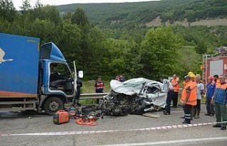 Sinop'ta kamyon ile otomobil çarpıştı: 2 ölü,...