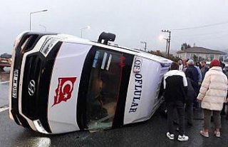 Trabzon'da yolcu minibüsü ile otomobil çarpıştı:...