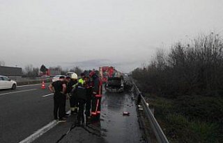 Anadolu Otoyolu'nda yanan otomobil ulaşımı aksattı
