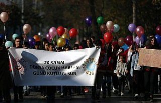 Düzce'de çocuklar haklarına renkli balonlar uçurarak...