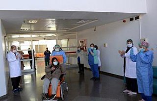 Tokat'ta koronavirüs tedavisi biten 42. hasta alkışlarla...