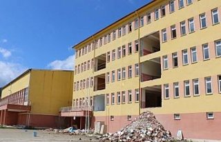 Bolu'da okul inşaatından düşen işçi hayatını...