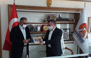 Garson şair Başkan Özdemir'e kitabını hediye...
