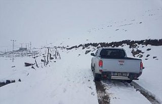 Kar yağışı nedeniyle yaylada mahsur kalan çobanlarla...
