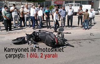Kamyonet ile motosiklet çarpıştı: 1 ölü, 2 yaralı