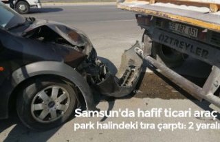 Samsun'da hafif ticari araç park halindeki tıra...