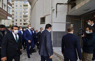 Adalet Bakanı Gül, depremzede aileye başsağlığı...