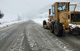 Bafra Belediyesi kar nedeniyle kapanan yolları açmak...