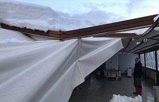 Kastamonu'da kar nedeniyle bir restoranın çatısı...