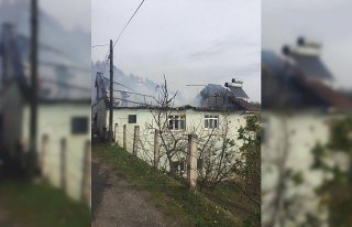 Zonguldak'ta bir evin çatı katında çıkan yangın...