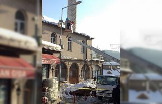 Bolu'da kar nedeniyle caminin sundurması çöktü,...