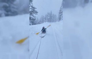 Kano ile karda “ekstrem“ kayak keyfi yaptı