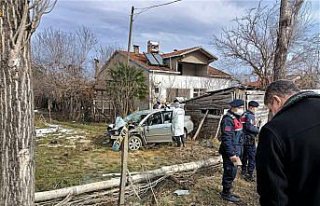 Sinop'ta otomobilin ağaca çarptığı kazada 2 kişi...