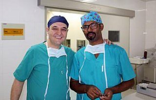 Türk cerrah 17 ülkede hekimleri eğitip çocuklara...