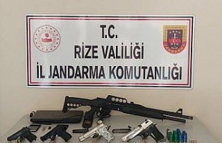 Rize'de evinde ruhsatsız 4 silah bulunan kişi gözaltına...