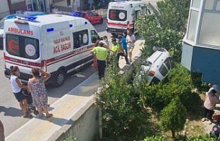 Sinop’ta otomobil bahçeye devrildiği kazada 4...
