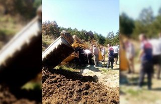 Kastamonu'da devrilen kepçenin operatörü yaralandı
