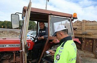 Tokat-Sivas kara yolunda pancar taşıyan traktörler...